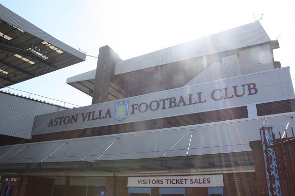 忍俊不禁！梅西、德保罗挤上印度当地小面包车，转身都费劲（笑出声！梅西与德保罗挤进印度小面包车，连转个身都费劲）