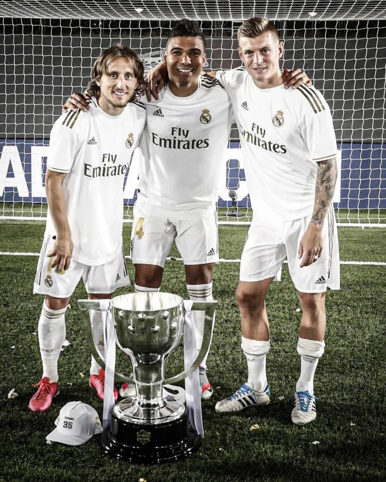 阿森纳领跑英超遭曼城紧追！主场战狼队成保分关键战（曼城紧咬不放，阿森纳为巩固榜首主场硬碰狼队）