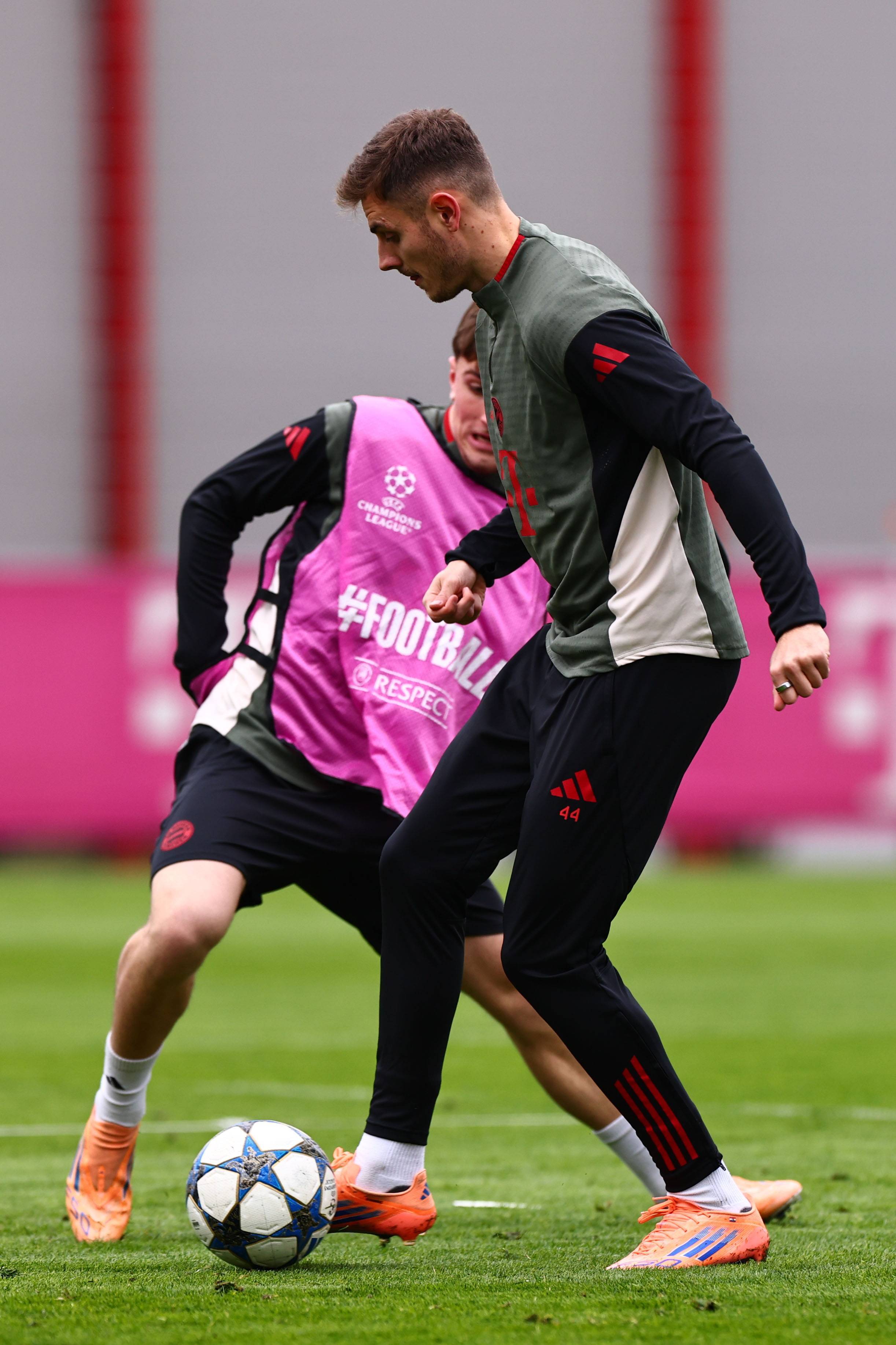 队报：尽管梅西在美职联表现出色，但足球在美国依然地位轻微（队报：梅西美职联表现抢眼，足球在美国仍属小众）